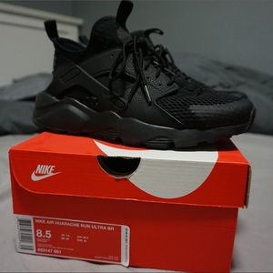Triple black huarache ultra breathe OG size 8.5